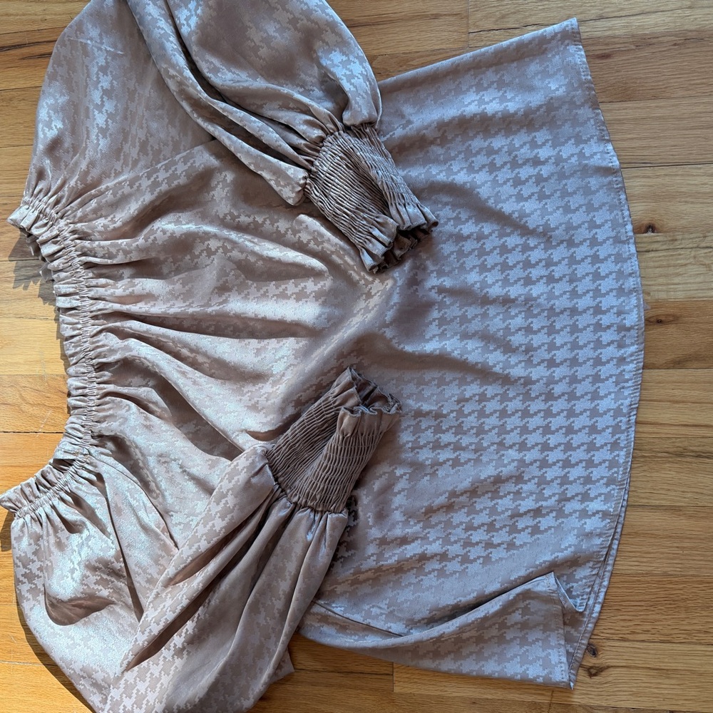 Vine & Love Taupe Houndstooth Satin blouse